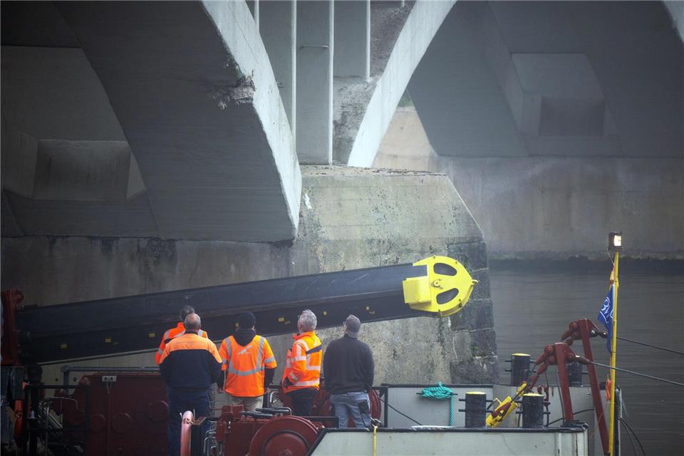 Longuich/Mosel: Experten untersuchen Brücke nach Frachtschiff-KollisionHarald Tittel/dpa