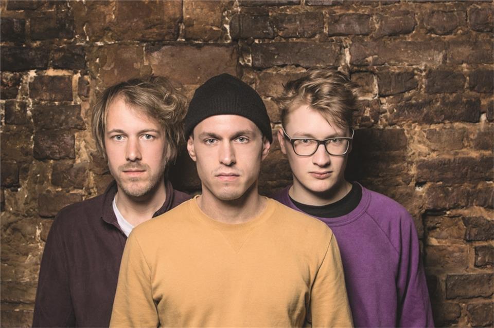 Lorenz Kellhuber, Felix Henkelhausen und Moritz Baumgärtner treten im Rittersaal des Schlosses auf.
