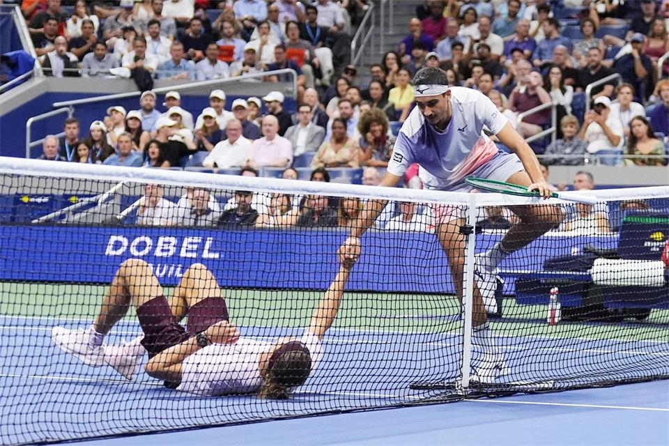 Lorenzo Sonego (r) hilft Zverev nach einem Strauchler wieder auf die Beine. Frank Franklin II/AP/dpa