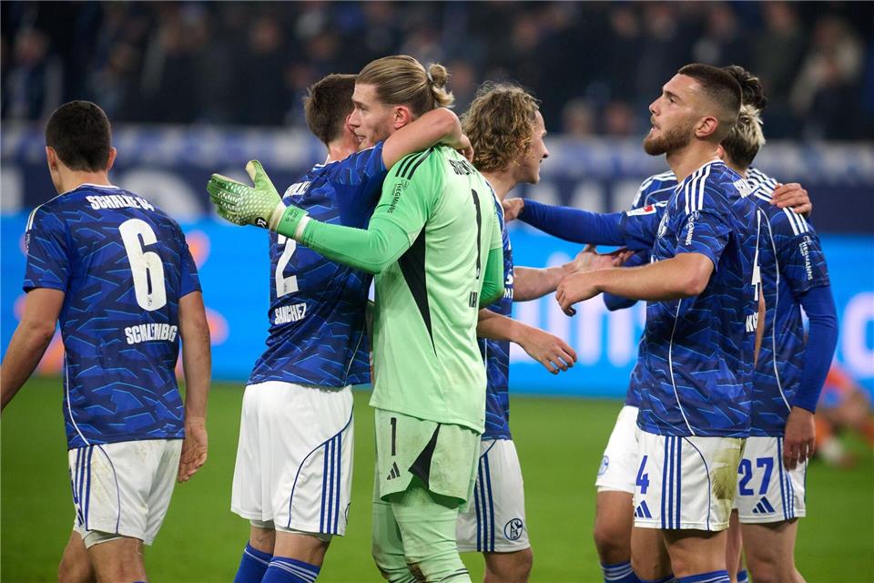 Schalker Aufstiegsträume haben einen Namen: Miron Muslic Loris Karius (M) kassierte wieder kein Gegentor.Bernd Thissen/dpa