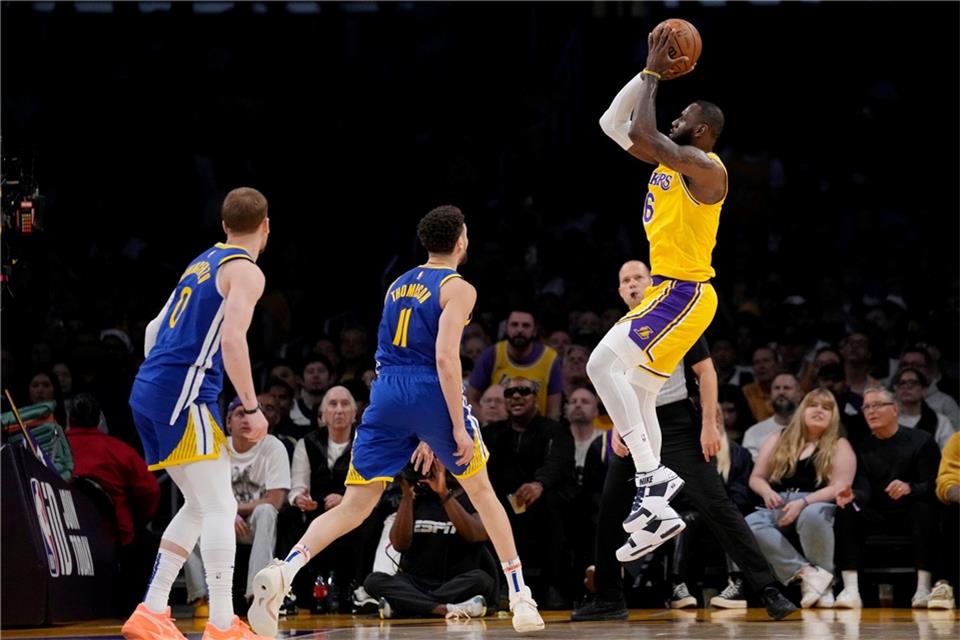 Lakers werfen Golden State Warriors aus NBA-Playoffs  Los Angeles Lakers-Forward LeBron James (r) wirft über Golden State Warriors-Guard Klay Thompson (11).