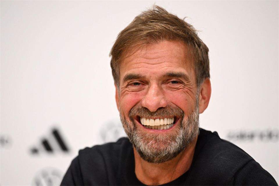 Los geht’s: Bei der Pressekonferenz in der Amsterdam-Arena war Jürgen Klopp noch total locker.Federico Gambarini/dpa