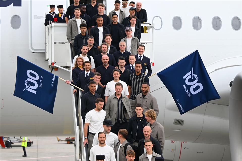 Los geht’s: Die Nationalspieler und Bundestrainer Julian Nagelsmann auf der Gangway.Florian Wiegand/dpa