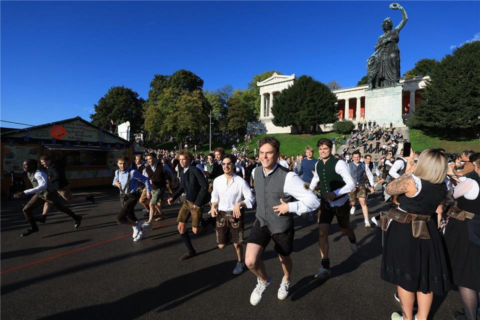 Los geht’s! Wer sichert sich die besten Plätze zum Wiesn-Auftakt?Karl-Josef Hildenbrand/dpa
