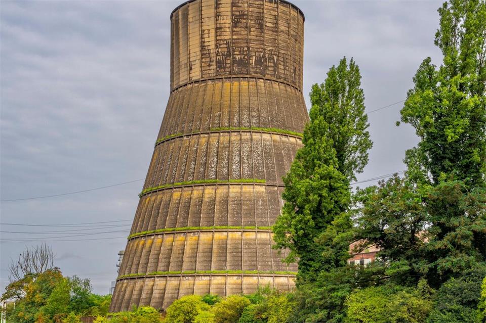 Lost Place: verlassener Kühlturm am Ufer des Flusses Sambre im Industriegebiet von Charleroi.Oliver Gerhard/dpa-tmn
