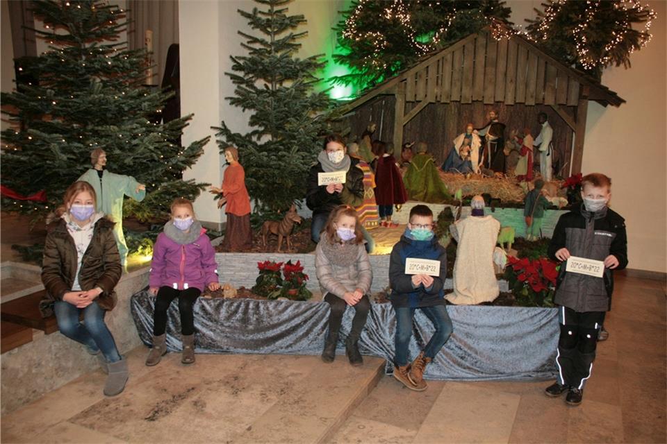 Lotta (12), Anna (6), Leni (10), Luise (7), Johann (10) und Justus (9) (v. l.) schildern vor den Königen in der Krippe der Christus-König Kirche ihre Eindrücke.