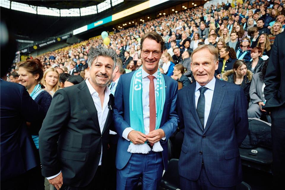 Lotto-Millionär Kürsat „Chico“ Yildirim mit Ministerpräsident Hendrik Wüst (CDU) und der scheidende BVB-Geschäftsführer Watzke -/Land NRW/dpa