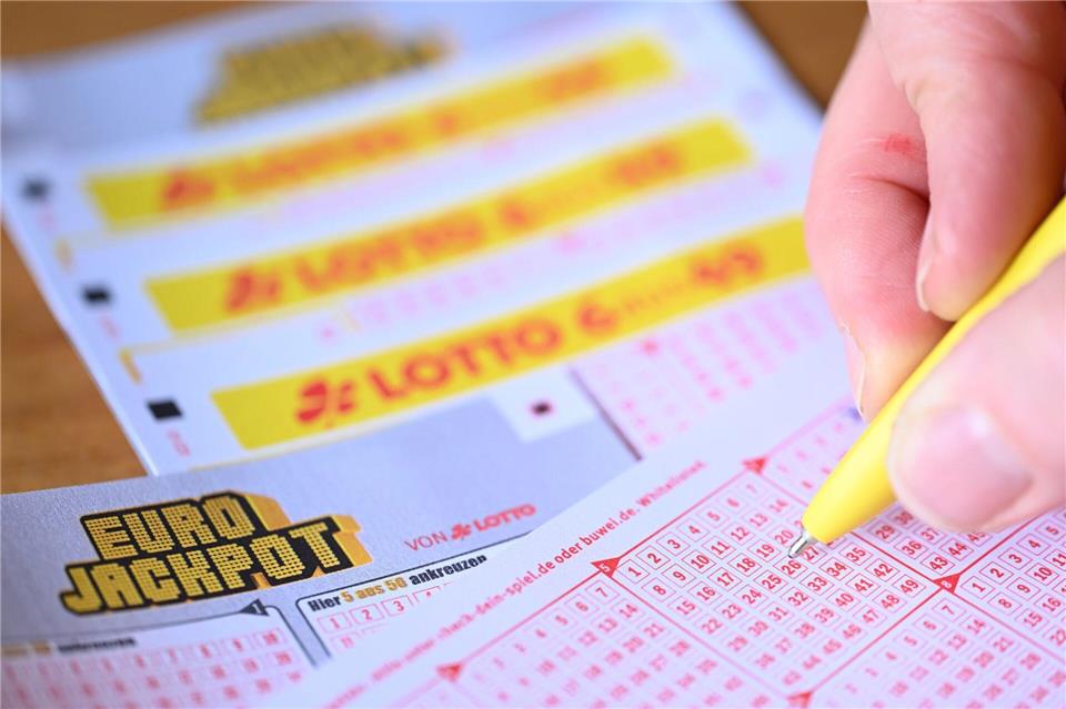 Lottospielen ist beliebt. (Symbolfoto)Bernd Weißbrod/dpa/dpa-tmn