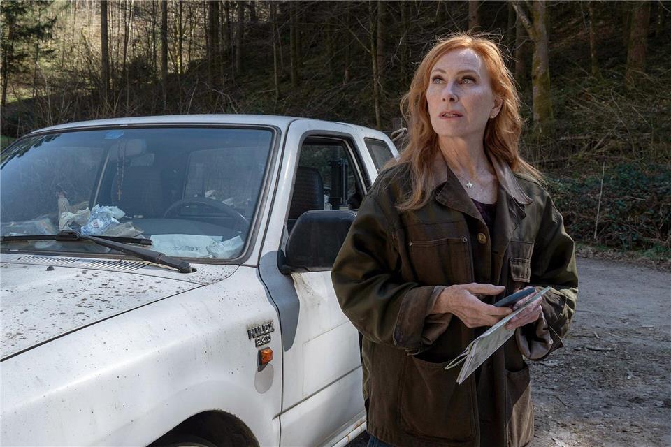 Lou Caspari (Andrea Sawatzki) unterstützt einen Freund, dessen Frau seit einem Gang in den Wald vermisst wird, hier in einer Szene des Krimis „Die Verteidigerin: Der Fall Nicola“.Britta Krehl/ARD/SWR/Zum Goldenen Lamm/dpa