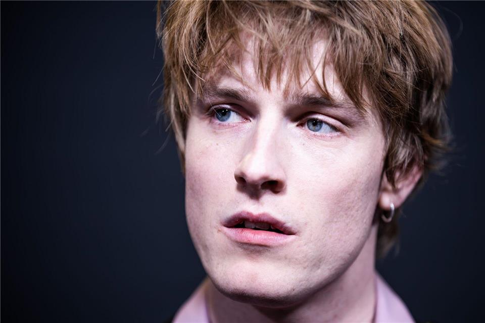 Louis Hofmann („Dark“) spielt eine Hauptrolle im Drama „23 000“ auf Netflix. (Archivbild)Christoph Soeder/dpa