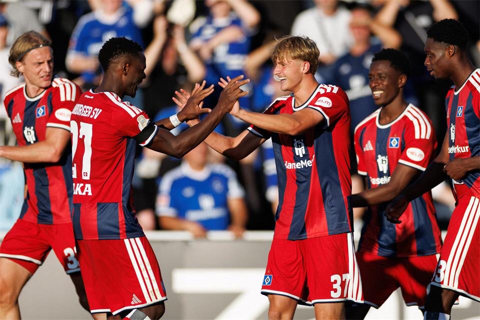 Louis Lemke traf im Alter von 16 Jahren beim Pokalspiel in Verl für den HSV. Friso Gentsch/dpa