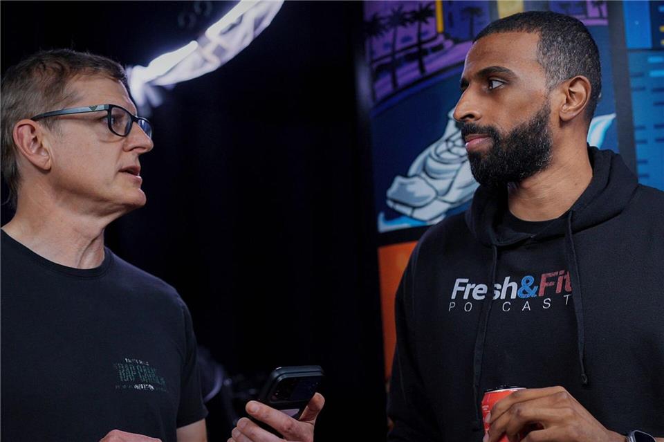 Louis Theroux taucht in die Manosphere ein - hier im Gespräch mit Amrou Fudl, besser bekannt als Myron Gaines. (Handout)-/Cr. Courtesy of Netflix /dpa