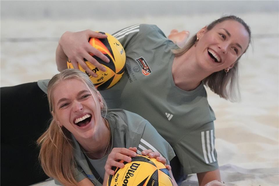 Louisa Lippmann (r) und Linda Bock treffen in der WM-Vorrunde auf Cinja Tillmann und Svenja Müller. (Archivbild)Marcus Brandt/dpa