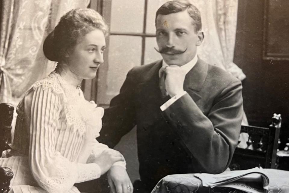 Als die Borkener Wasserstiege ihre Hoch-Zeit erlebte Louise Bucholtz, Tochter des Landrats, und ihr Gatte Theodor Schneemann aus Wesel.
