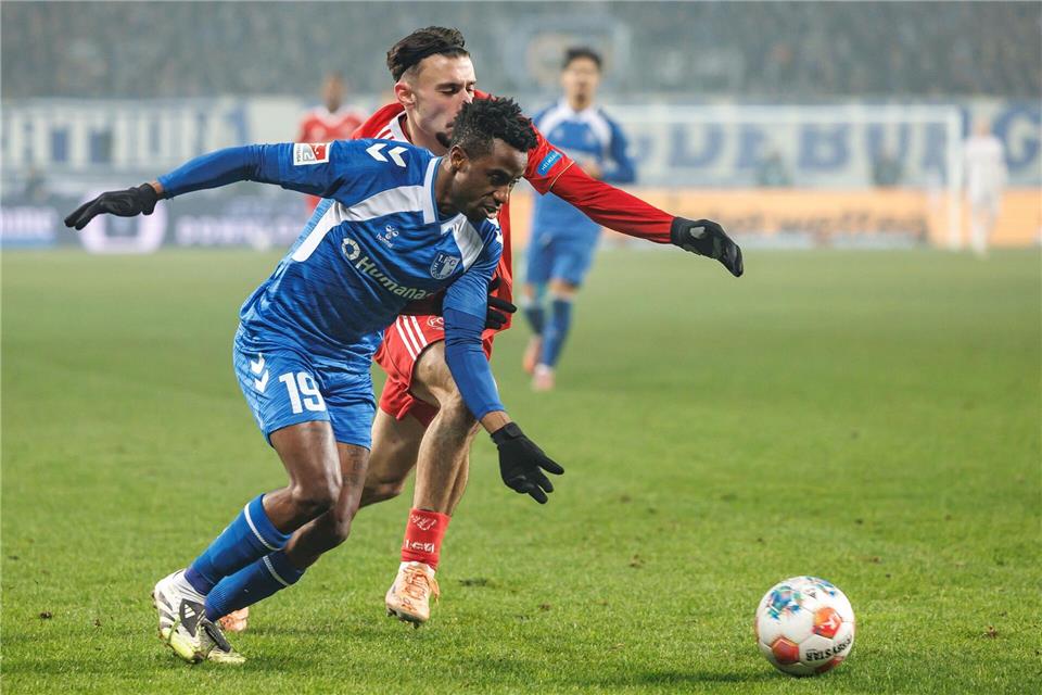 Lubambo Musonda (l) regeneriert in Magdeburg. (Archivbild)Andreas Gora/dpa