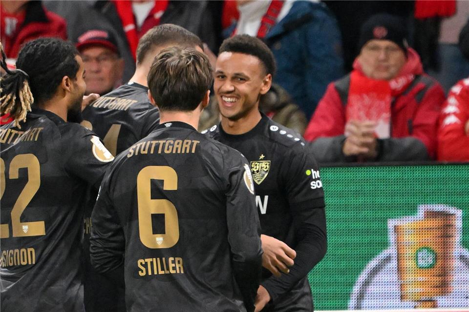 Titelverteidiger Stuttgart gewinnt auch im Pokal gegen Mainz  Luca Jaquez (r) erzielte das 1:0 des VfB Stuttgart gegen den FSV Mainz 05.Torsten Silz/dpa