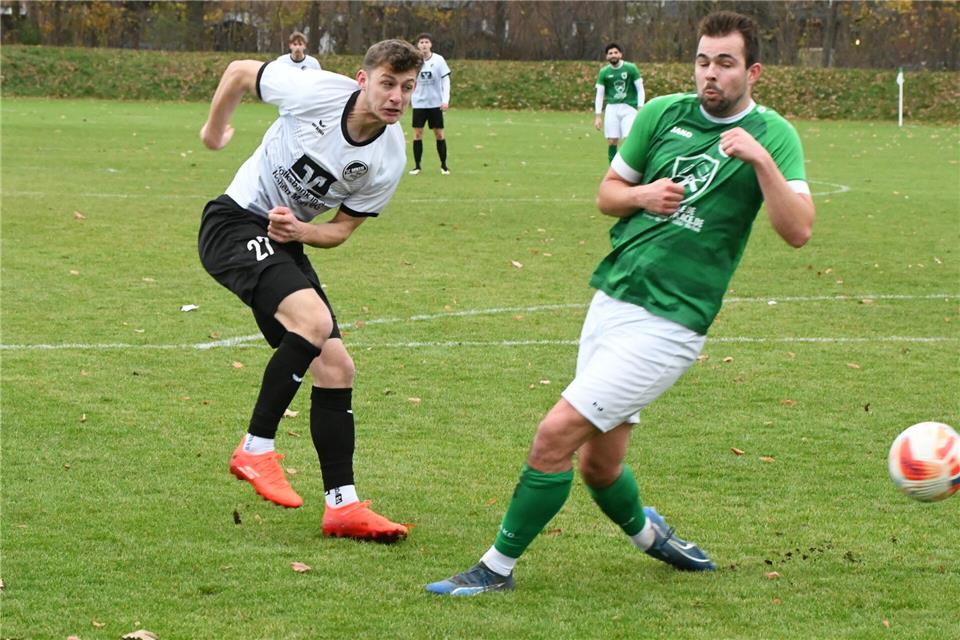 Luca Knüver (links) und der SC Reken unterlagen in Dorsten mit 0:3. In der 73. Minute musste der Angreifer nach einer Ampelkarte vorzeitig vom Feld.