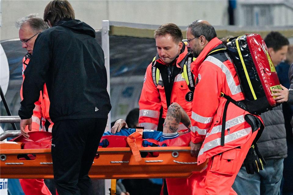 Luca Marseiler musste nach seiner Verletzung mit einer Trage vom Platz gebracht werden. Uwe Anspach/dpa