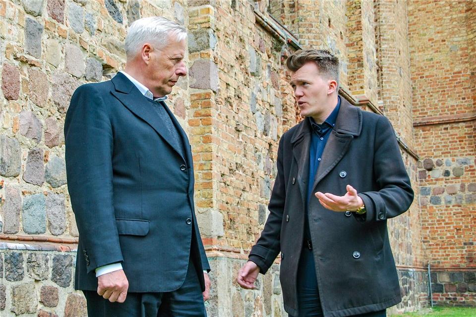 Luca Piwodda und Pastor Hilmar Warnkross sind seit vielen Jahren befreundet.Anja Sokolow/dpa-Zentralbild/dpa