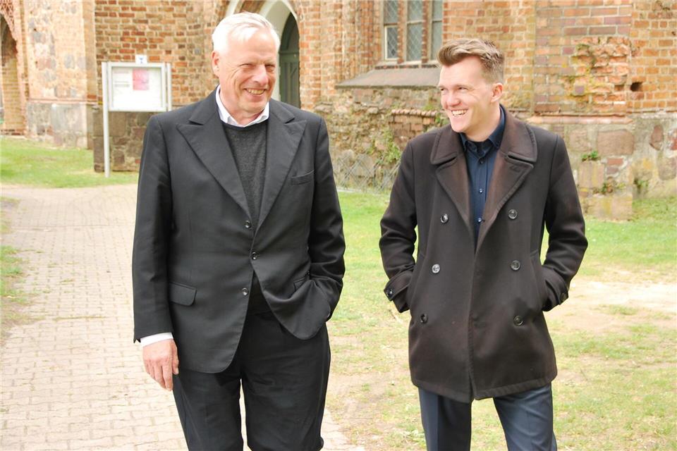 Luca Piwodda und Pastor Hilmar Warnkross sind seit vielen Jahren befreundet.Anja Sokolow/dpa-Zentralbild/dpa