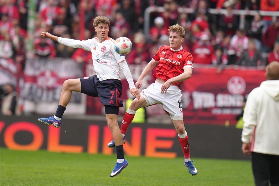 Luca Raimund (Fortuna Düsseldorf,l.) und Mika Haas (1. FC Kaiserslautern) kämpfen um den Ball.Thomas Frey/dpa