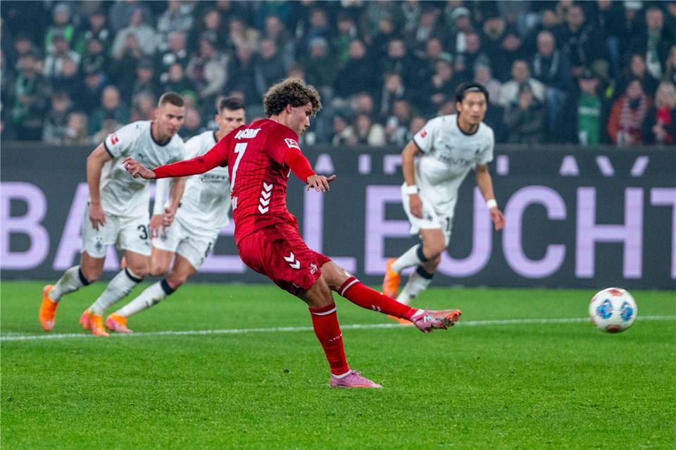 Luca Waldschmidt verwandelt den Elfmeter für Köln.David Inderlied/dpa