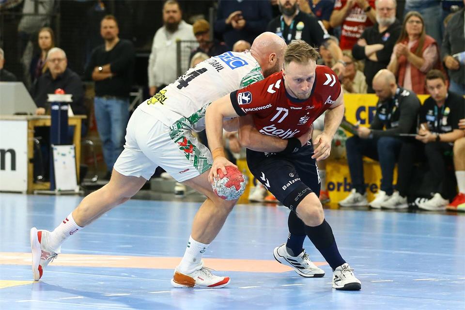 Luca Witzke (r) feierte sein Comeback für die SG Flensburg-Handewitt. (Archivbild)Michael Hundt/dpa