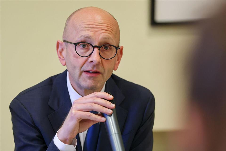 Lucas Flöther führt derzeit den Betrieb am insolventen Domo-Standort in Premnitz fort und sucht nach einem Investor für das Unternehmen.Jan Woitas/dpa