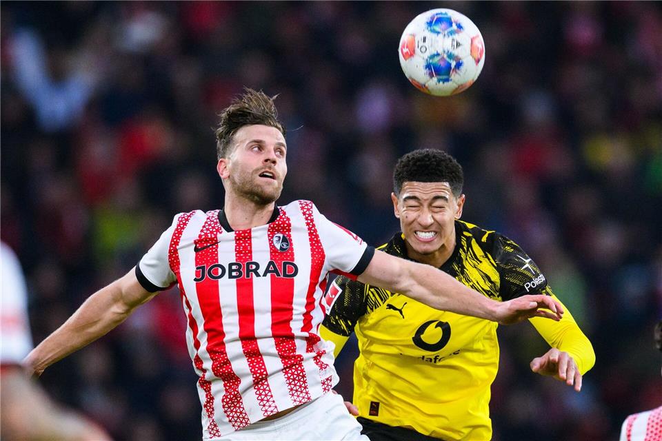 Lucas Höler (l.) traf sehenswert, Jobe Bellingham sah Rot.Tom Weller/dpa
