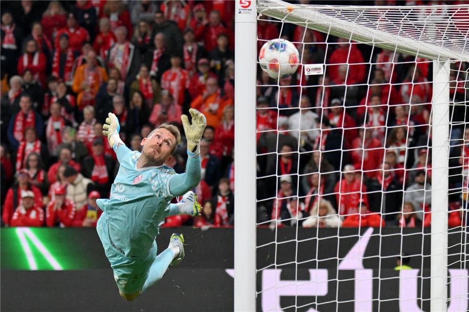 Lucas Höler vom SC Freiburg (nicht im Bild) trifft gegen Torwart Daniel Batz vom 1. FSV Mainz 05 zum 0:1.Torsten Silz/dpa