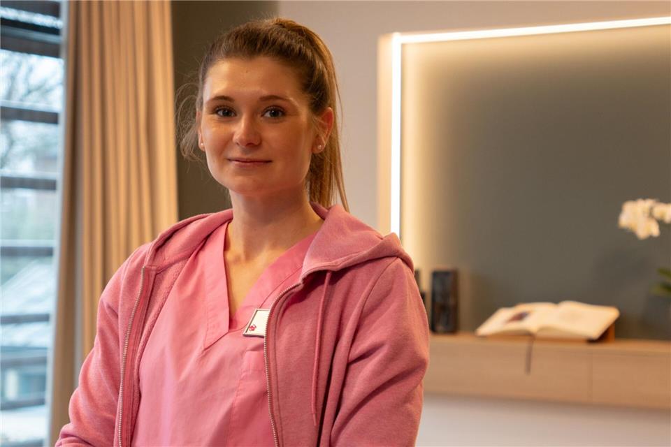 Lucia Becker ist gelernte Altenpflegerin und arbeitet seit Ende 2023 im Edith-Stein-Hospiz in Bocholt.
