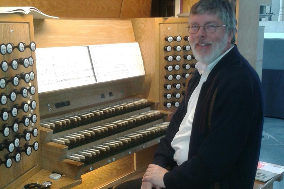 Ludger Höffkes an der Orgel.