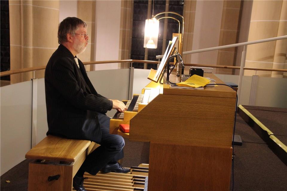 Ludger Höffkes interpretierte Orgelstücke am Instrument in der Kirche St. Martin.