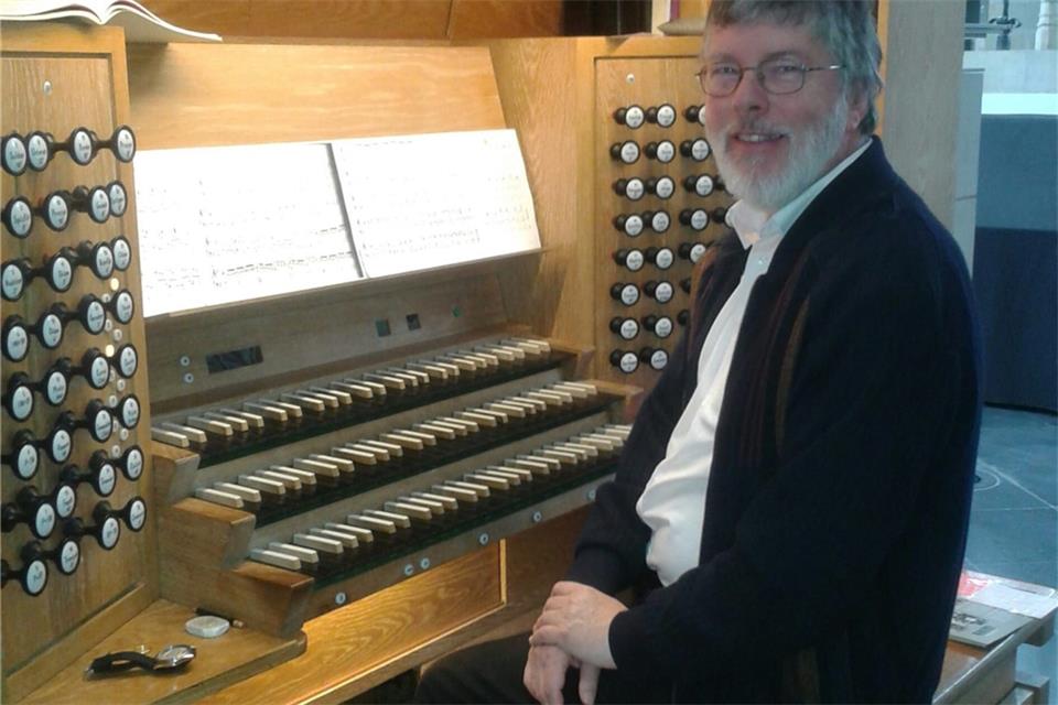 Ludger Höffkes wird auf der Orgel spielen.