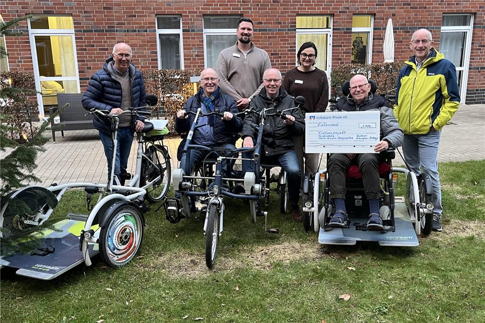 Ludger Rottbeck, Hubert Böing und Klemens Ebbert vom Vorstand der Kolpinghausstiftung, der langjährige Bewohner Kurt Essel, Manfred Vehlken vom Förderverein des Senioren- und Pflegezentrums (vorne, v.l.) sowie Pflegedienstleiter Philipp Thöne und Einrichtungsleiterin Christine Matlinski (hinten) freuen sich über die Spende.