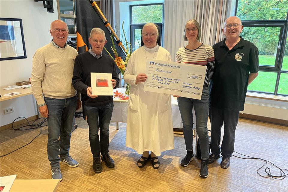 Ludger Rottbeck, Nikolaus Ottmann, Schwester Maria Ignatia Langela, Sylvia Hillenbrand und Hubert Böing (von links) freuen sich über die Spende.