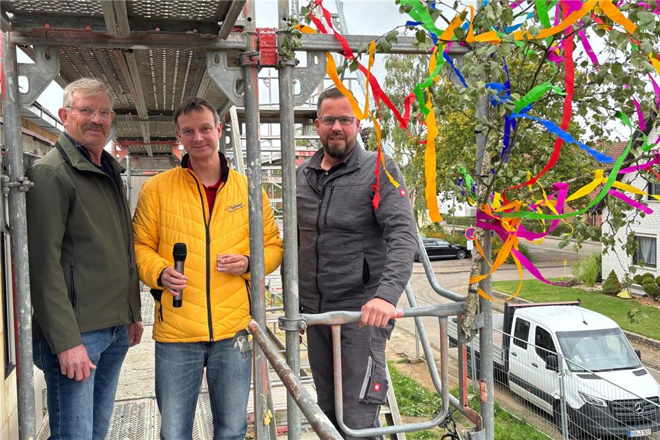 Ludger Sieverding, Jürgen Kaling und Matthias Telaar stellten den Richtbaum an neuen Anbau des Hauses St. Walburga auf.