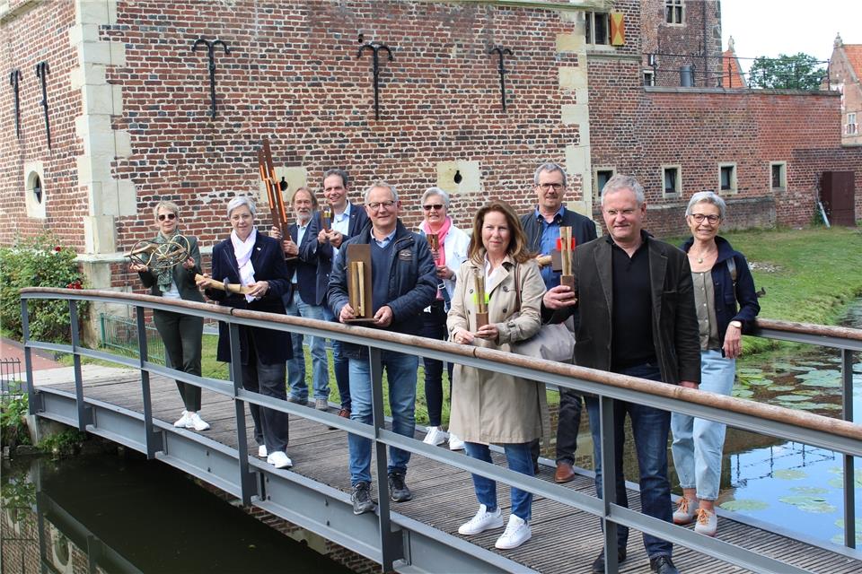Ludwig Maria Vongries (Zweiter von rechts) und die Projektbeteiligten zeigen Modelle der Arbeiten, die im September in Raesfeld aufgestellt werden sollen.