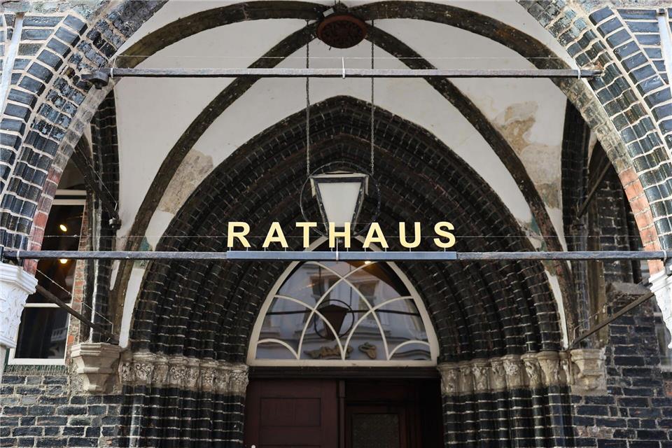 Lübecks Stadtspitze will als Vorbild für die Bürgerinnen und Bürgern ihre Kenntnisse in Erster Hilfe auffrischen. (Archivbild) Christian Charisius/dpa