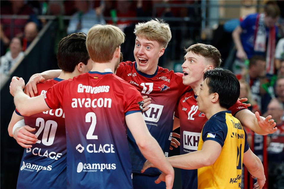 Lüneburgs Axel  Enlund (M) feiert einen Punktgewinn der SVG.Georg Wendt/dpa