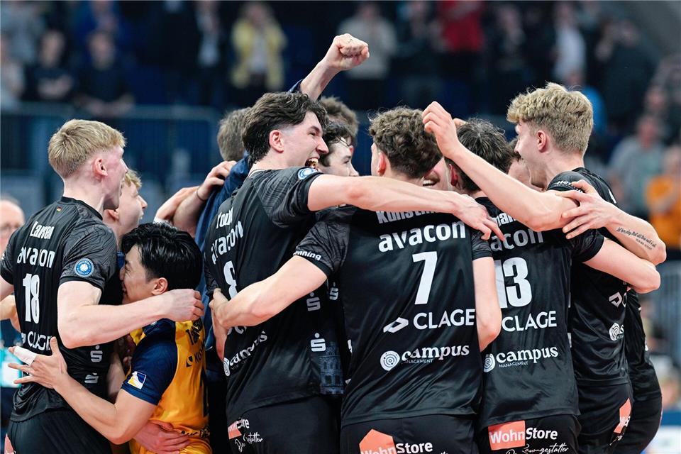 Lüneburgs Mannschaft jubelt über den Pokalsieg.Uwe Anspach/dpa