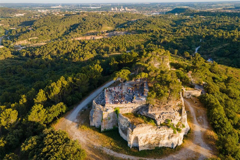 Luftaufnahme: Bei der Abbaye de Saint-Roman handelt es sich um ein Höhlenkloster. Office de Tourisme Beaucaire Terre d´Argence/dpa-tmn