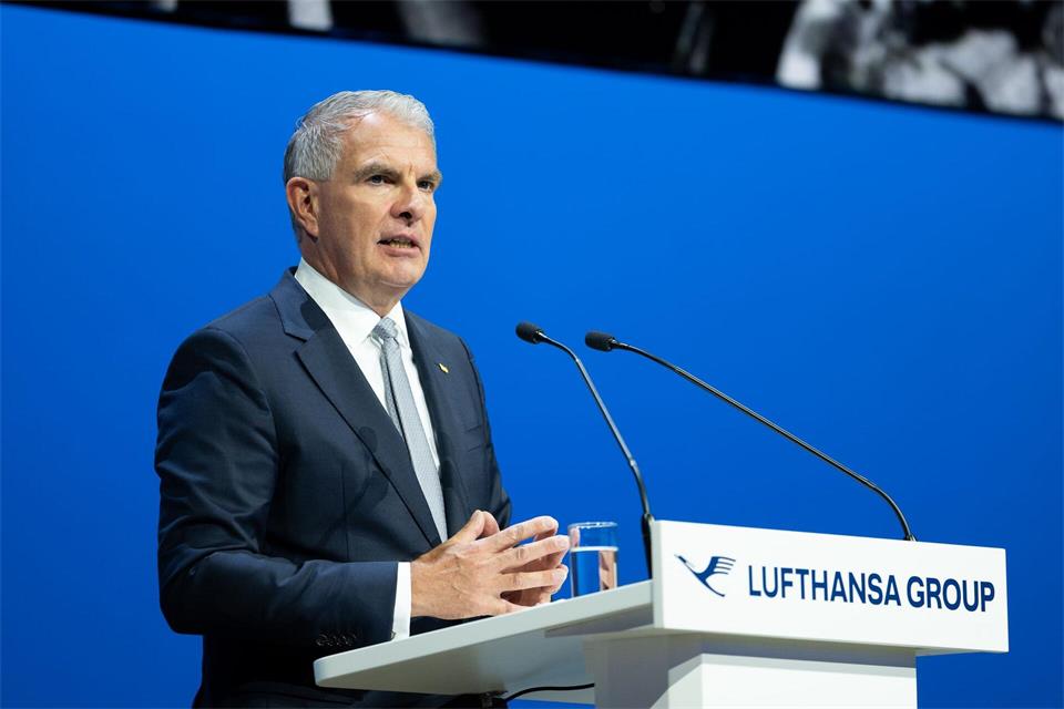 Lufthansa-Chef Carsten Spohr rechnet mit noch höheren Lasten durch den Iran-Krieg. (Archivbild) Florian Wiegand/dpa