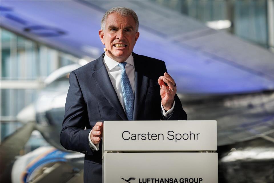 Lufthansa-Chef Carsten Spohr steht zum Streik entschlossenen Piloten und Flugbegleitern entgegen.Hannes P. Albert/dpa