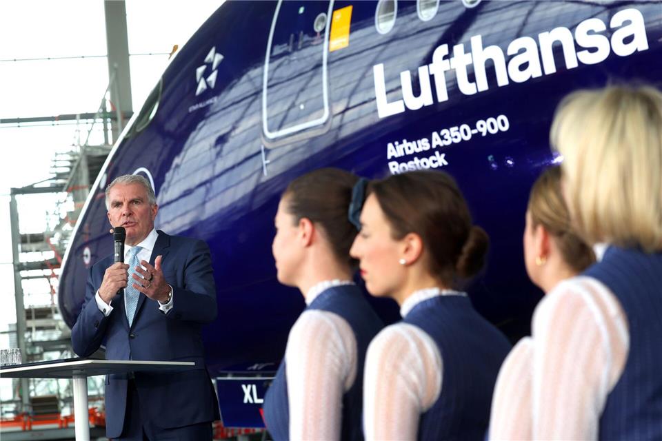Lufthansa-Chef Carsten Spohr und Flugbegleiterinnen.Karl-Josef Hildenbrand/dpa