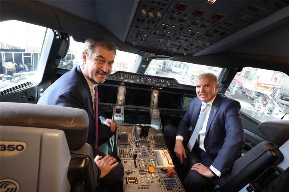 Lufthansa-Vorstandschef Carsten Spohr (r, mit Ministerpräsident Markus Söder) hat große Pläne am Münchner Flughafen.Karl-Josef Hildenbrand/dpa
