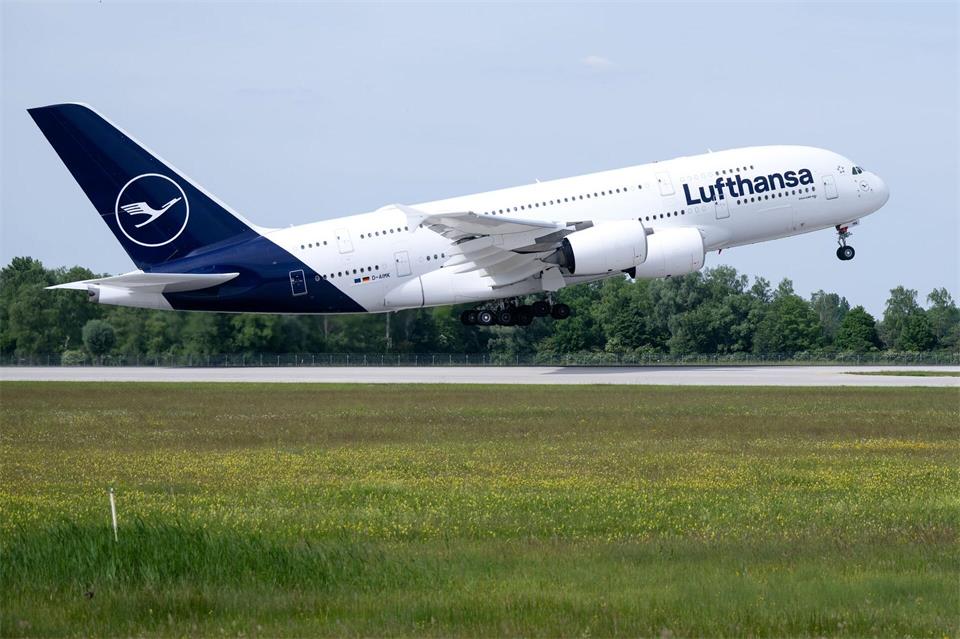 Lufthansa betreibt ihre A380-Flotte in München. (Symbolbild)  Sven Hoppe/dpa