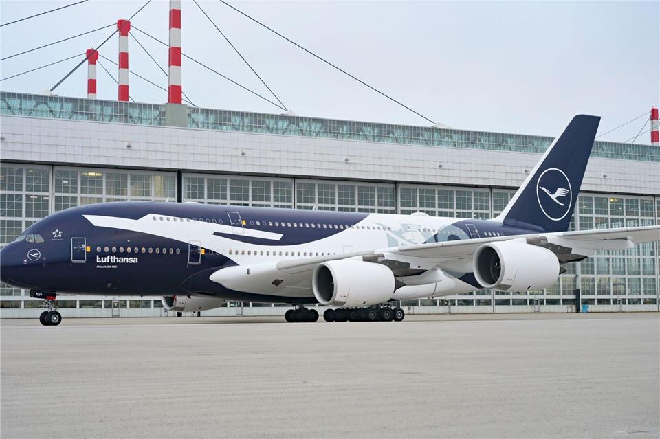 Lufthansa feiert ihr Jubiläum auch mit auffälligen Sonderlackierungen. Malin Wunderlich/dpa