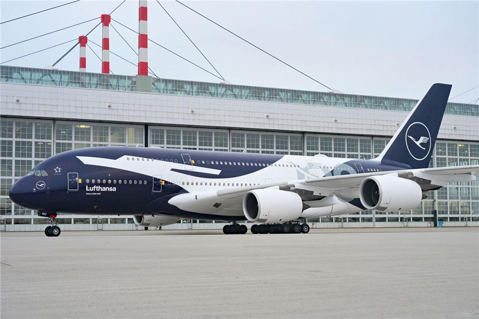 Lufthansa hat einen Airbus A380 zum Jubiläum mit einem riesigen Kranich lackiert.Malin Wunderlich/dpa