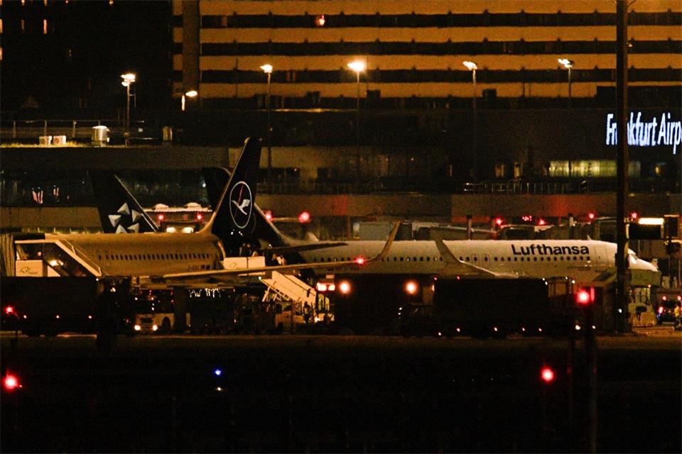 Lufthansa hat seine Crews angewiesen, bei Flügen nach Frankfurt zusätzlichen Treibstoff an Bord zu nehmen. Ardavan Safari/dpa
